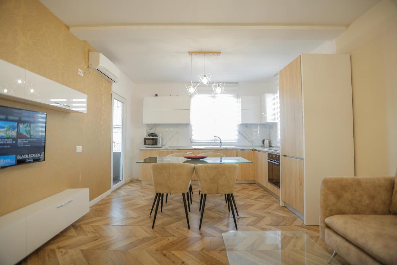 Miku Apartments-Luxury City View At Wilson Square Tirana Buitenkant foto