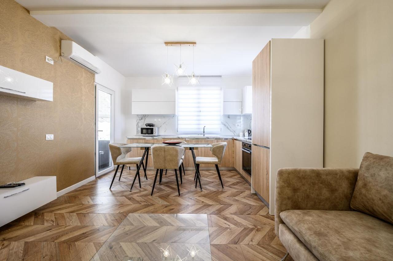 Miku Apartments-Luxury City View At Wilson Square Tirana Buitenkant foto