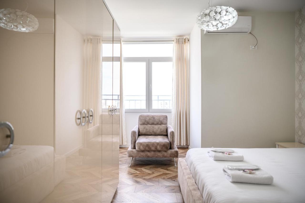 Miku Apartments-Luxury City View At Wilson Square Tirana Buitenkant foto