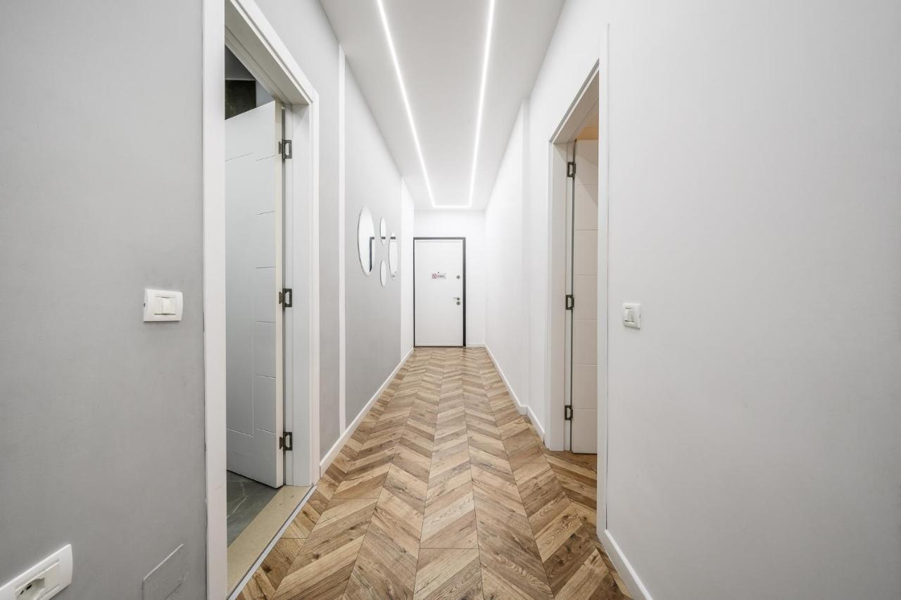 Miku Apartments-Luxury City View At Wilson Square Tirana Buitenkant foto