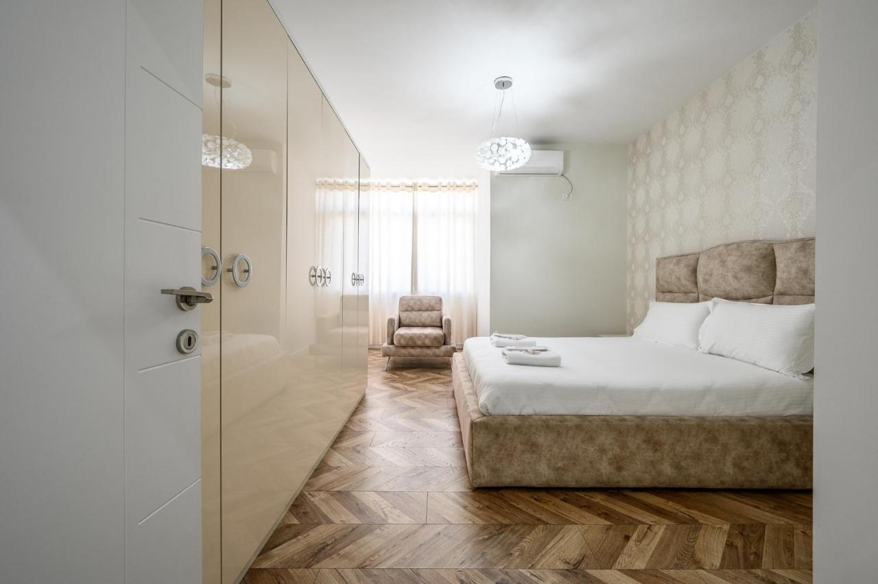 Miku Apartments-Luxury City View At Wilson Square Tirana Buitenkant foto